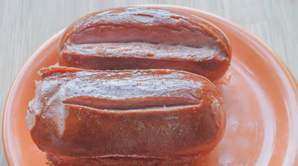 İki haşlanmış ve yakın plan sosis.