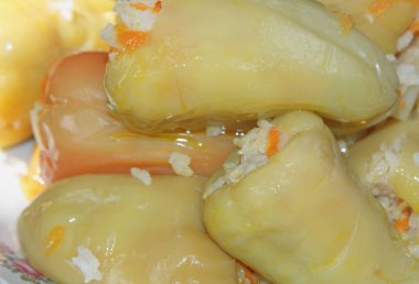 Doldurulmuş dolma biber ve yakın plan pirinç..