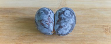 Tahta bir tahtanın üzerinde erik gibi yakın plan..