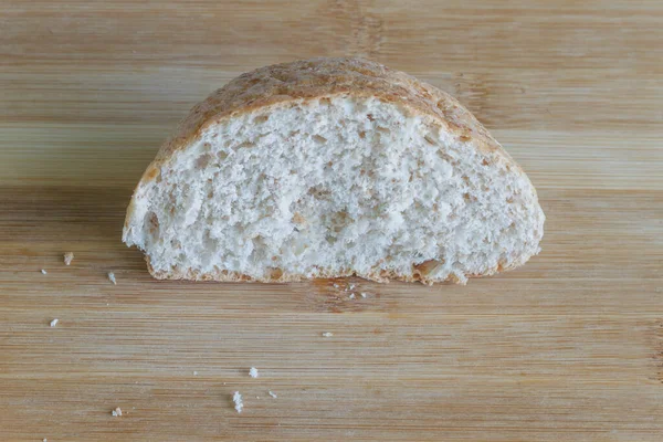 一块在木板上有麦麸特写的面包 — 图库照片