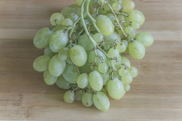 Tahtada beyaz üzümler var..