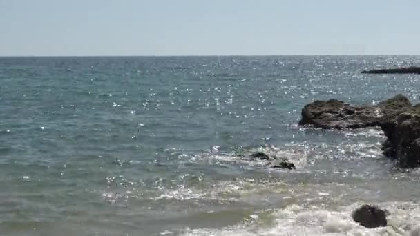 岩の上の波 太陽が水に輝く — ストック動画