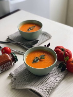 A5 önceden ayarlanmış sebze domates çorbası bazilika ile servis ile Vsco ile işlenir 