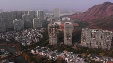 Çin 'de şehrin üzerinde uçuyor. Gündüz görüntüleri