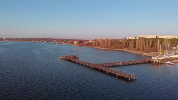 Liman Demirli Teknelerle Nehir Kıyısının Havadan Görüntüsü — Stok video