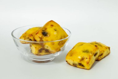 Lezzetli tatlıya yakın, beyaz üzerine izole.