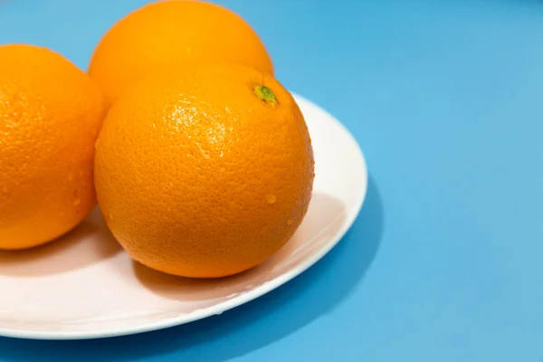 Апельсины Тарелке — стоковое фото