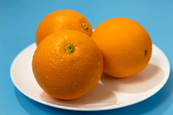 Oranges Sur Une Plaque Plan Rapproché — Photo
