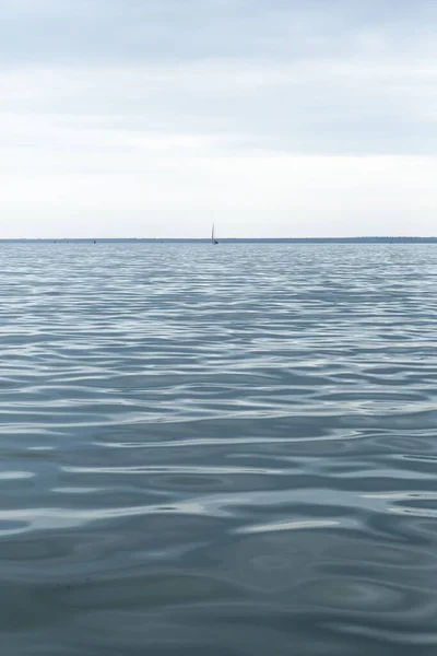 Yate Solitario Lejos Tiempo Nublado —  Fotos de Stock