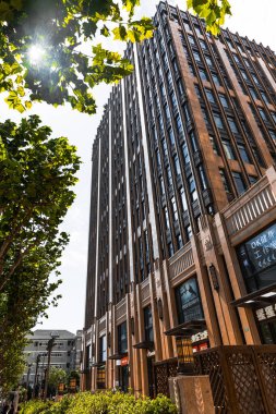 Aşağıdan modern bir binanın manzarası