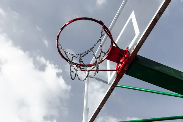 Beyaz Bulutlu Mavi Gökyüzüne Karşı Renkli Ağlı Basketbol Potası — Stok fotoğraf