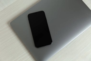 Akıllı telefonlu dizüstü bilgisayarın üst görüntüsü