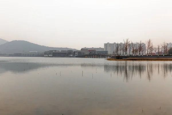 Ribeira Rio Com Cidade Montanhas Fundo — Fotografia de Stock