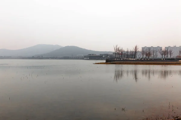 Nehir Kenarında Sonbahar Günbatımı — Stok fotoğraf