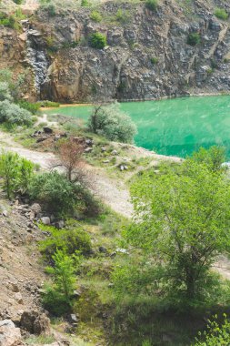 Turkuaz gölü olan dağlar