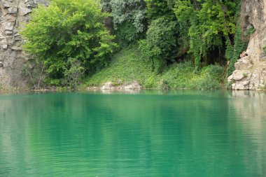 Kayalık uçurumlu yeşil göl gölü