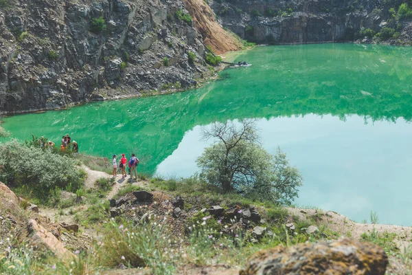 Obrovské Skály Horách Blízkosti Zeleného Jezera Skupina Turistů Pozadí — Stock fotografie