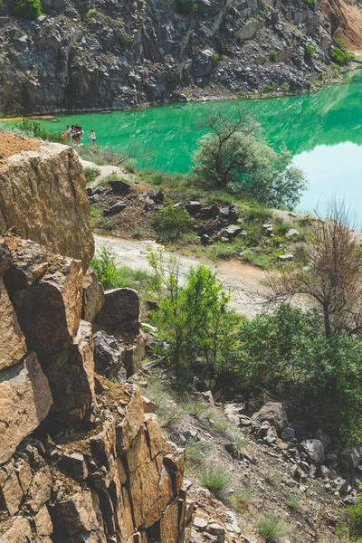 Enormes Rocas Las Montañas Cerca Lago Verde Grupo Turistas Fondo — Foto de Stock