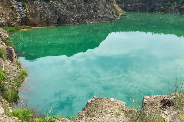 Hladké Zelené Jezero Odrazem Skal Dne — Stock fotografie