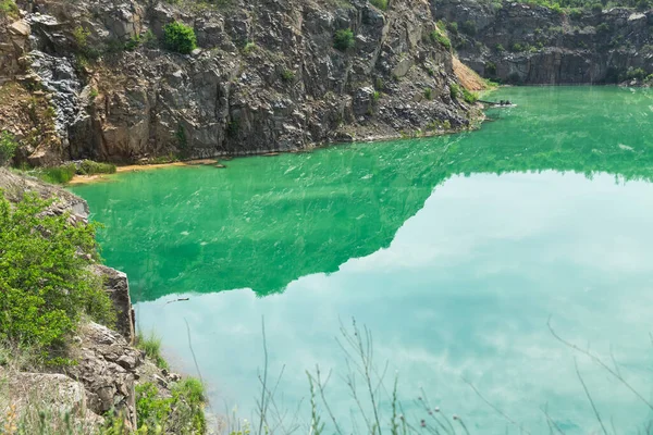 Hladké Zelené Jezero Odrazem Skal Dne — Stock fotografie