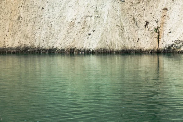 Scogliera Rocciosa Con Lago Liscio — Foto Stock