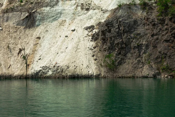 Rocky Cliff Smooth Lake — Stock Photo, Image