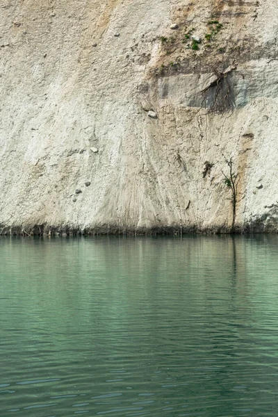 Scogliera Rocciosa Con Lago Liscio — Foto Stock