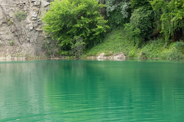 Laguna Lago Verde Con Scogliera Rocciosa — Foto Stock