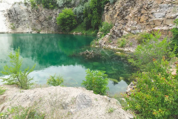 Lago Verde Montagna Con Riflesso — Foto Stock