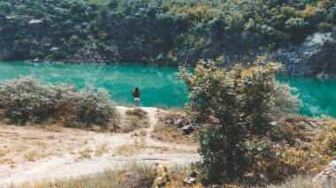Göl manzaralı bir kadın.