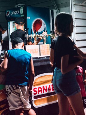 Lunaparktaki yiyecek tezgahının yakın görüntüsü