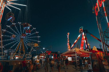 Gün batımında eğlence parkı