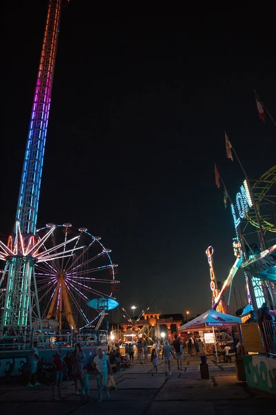 People Having Fun Amusement Park Evening — Stock Photo, Image