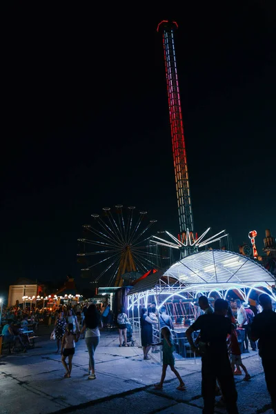 Вечорами Люди Розважаються Парку Розваг — стокове фото