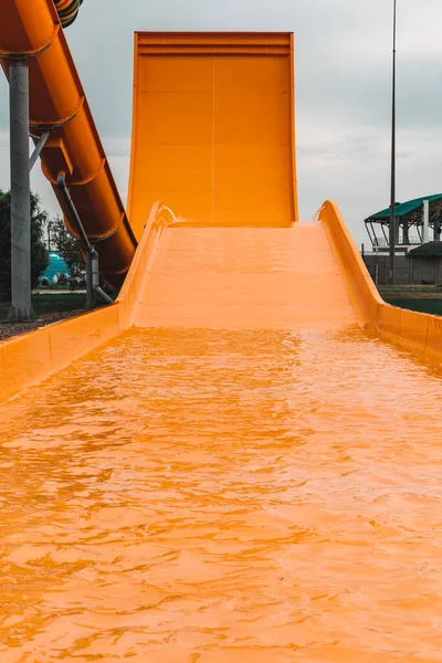 Close Zicht Sinaasappelglijbaan Waterpark — Stockfoto