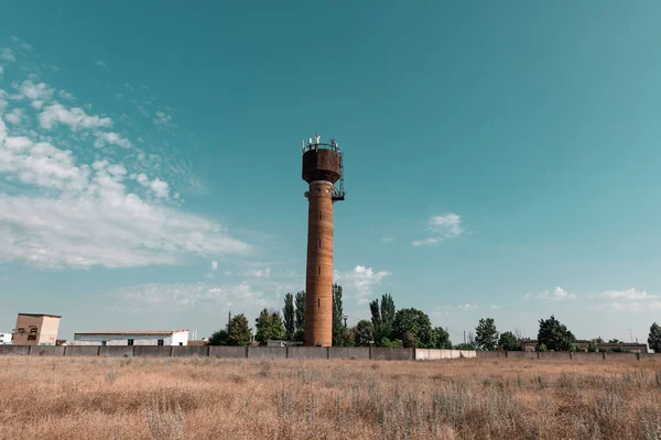 Stará Zrezivělá Vodní Věž Proti Modré Obloze — Stock fotografie