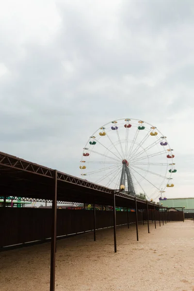 Ferris Wiel Bij Zandstrand Bewolkte Dag — Stockfoto