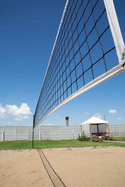 Close Weergave Van Volleybal Net Bij Outdoor Blauwe Lucht Achtergrond — Stockfoto