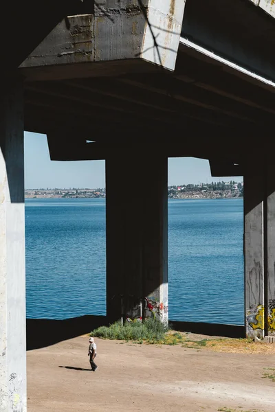 Blick Von Unten Auf Die Alte Rostige Straßenbrücke Mit Fluss — Stockfoto