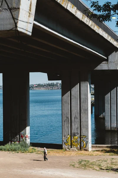 Blick Von Unten Auf Die Alte Rostige Straßenbrücke Mit Fluss — Stockfoto