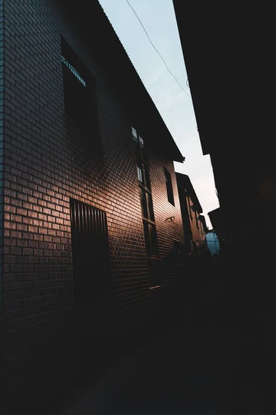 Üres Városi Utcában Gyönyörű Napfény Tükröződik Épület Naplementekor — Stock Fotó