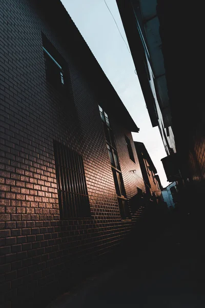 Leere Stadtstraße Mit Schöner Sonnenreflexion Auf Dem Gebäude Bei Sonnenuntergang — Stockfoto