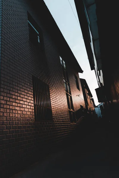 Üres Városi Utcában Gyönyörű Napfény Tükröződik Épület Naplementekor — Stock Fotó