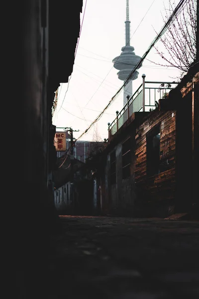 Rua Vazia Com Edifícios Antigos China Torre Oriental Fundo — Fotografia de Stock