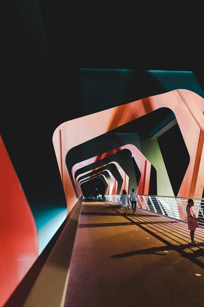 Gente Caminando Por Moderno Puente Rojo Por Noche — Foto de Stock