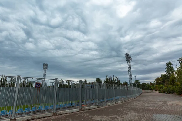 Tor Biegania Wokół Stadionu Widokiem Zachmurzone Niebo — Zdjęcie stockowe