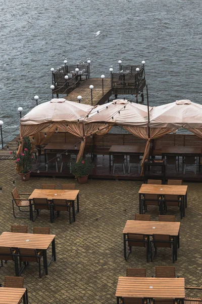 Tepi Laut Kosong Dengan Meja Kafe Dan Tenda Pada Hari — Stok Foto