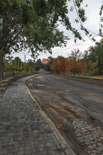 Поламана Асфальтна Дорога Україні Восени — стокове фото