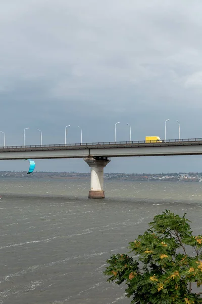 Bulutlu Bir Havada Köprünün Yakınındaki Uçurtmada Armut Manzarası — Stok fotoğraf