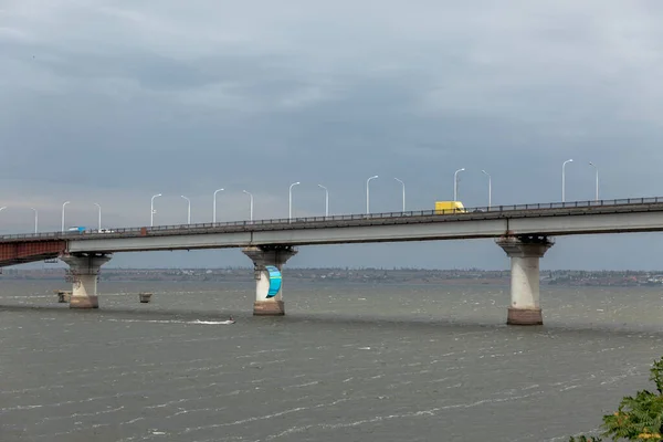 Вид Колодца Кайтсерфера Возле Моста Пасмурную Погоду — стоковое фото